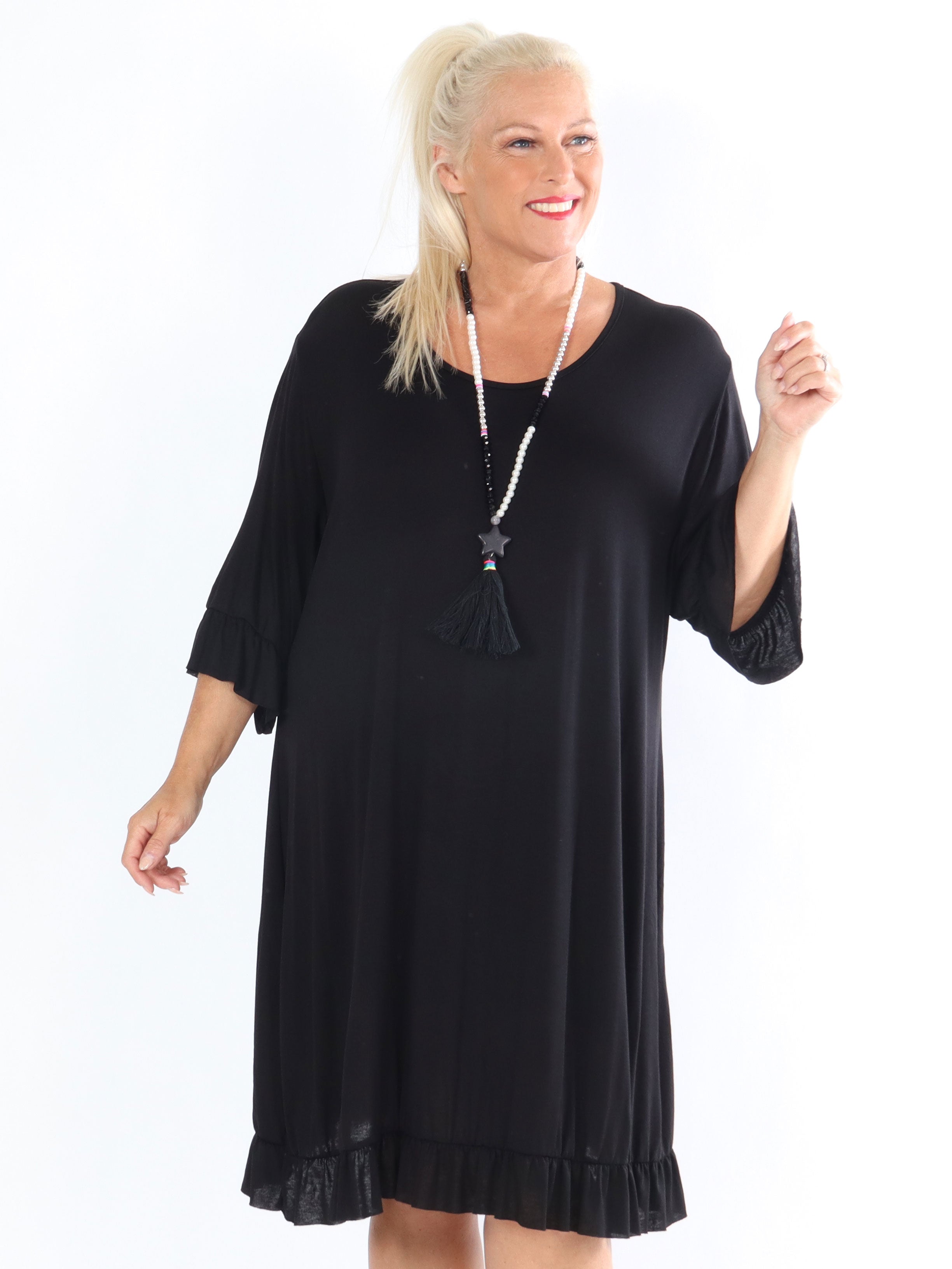 Leonara - Simpel plus size kjole i viscose med flæsekanter